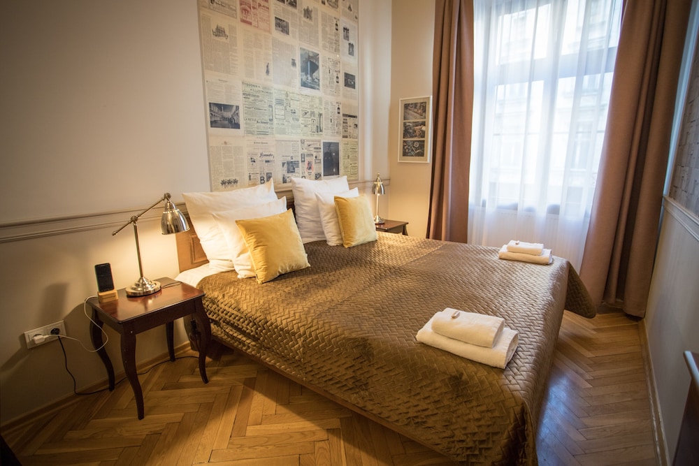 CLASSIC, STUDIO, SUITE, KING BED, CITY VIEW, KITCHENETTE