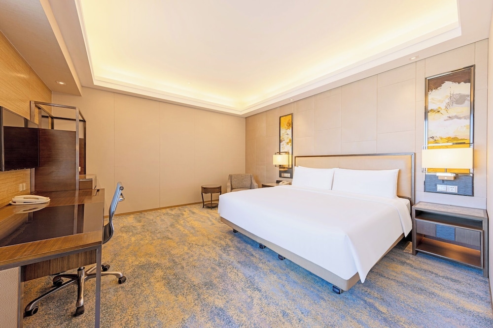 Horizon, King Bed, City View
