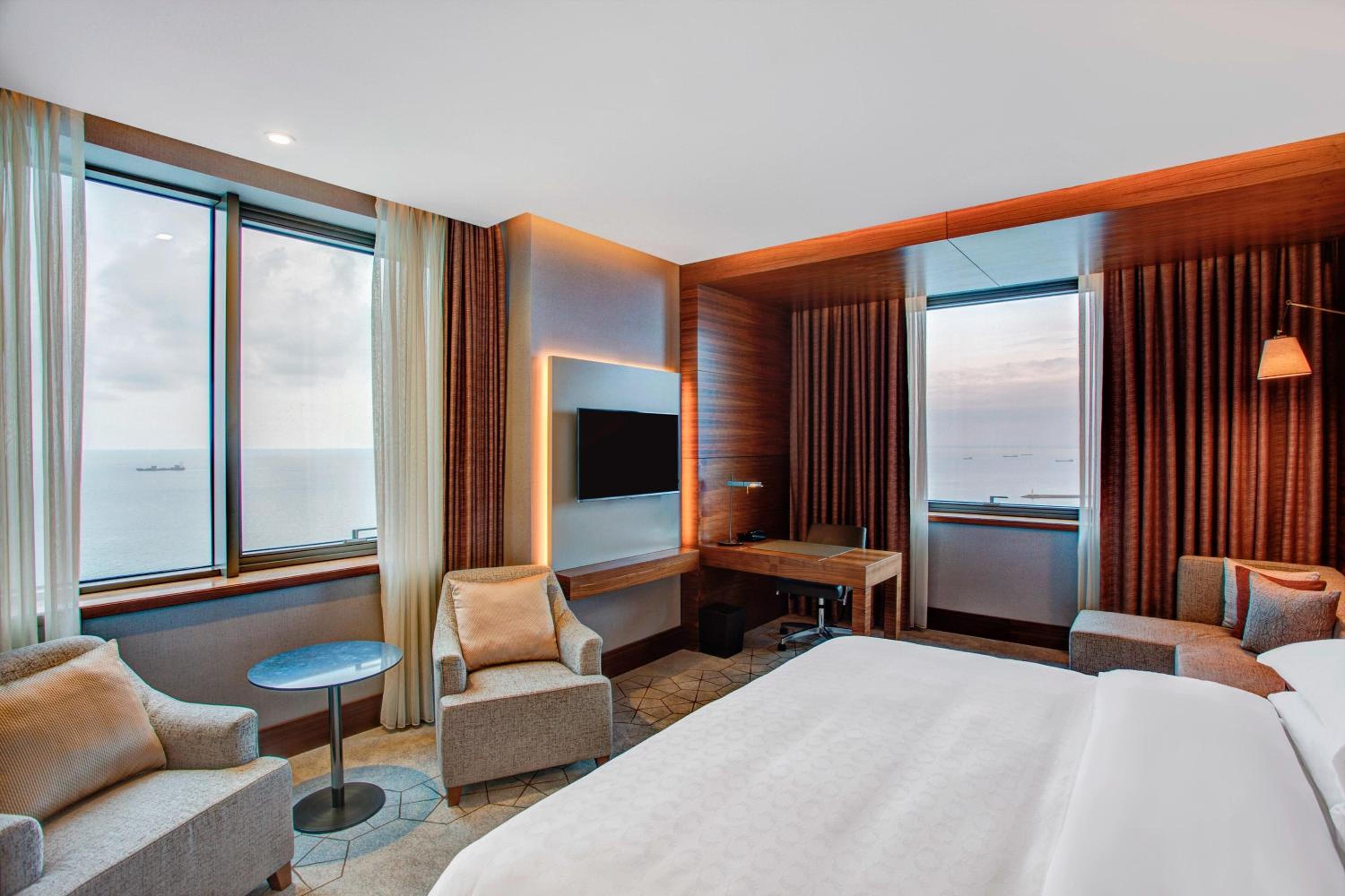 Grand, Deluxe, King Bed, City and Sea View