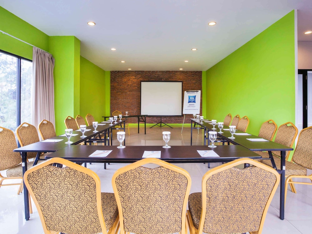 Mercure Jakarta Grogol 52/56