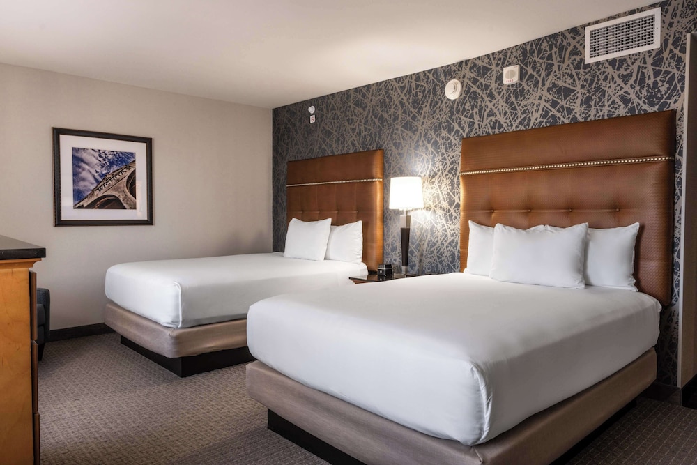 DELUXE, 2 QUEEN BEDS, HIGH FLOOR