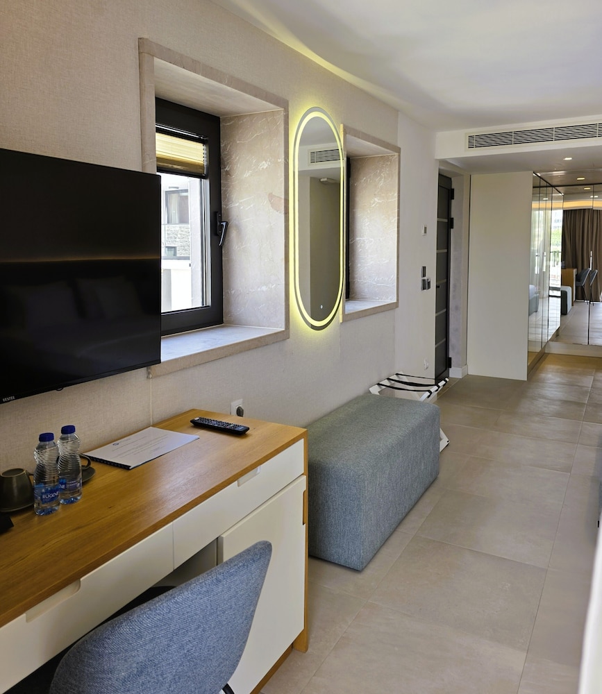 The New Mediteran Hotel Villa Edition 48/65