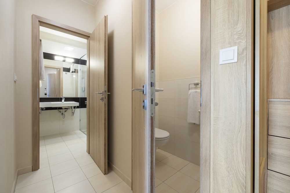 Silver Crown Hotel & Residence 49/50