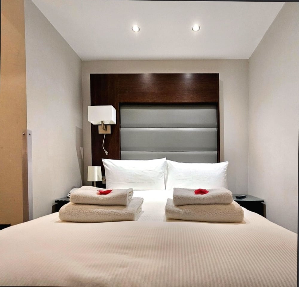 Standard, Triple, 1 Double and 1 Single Bed