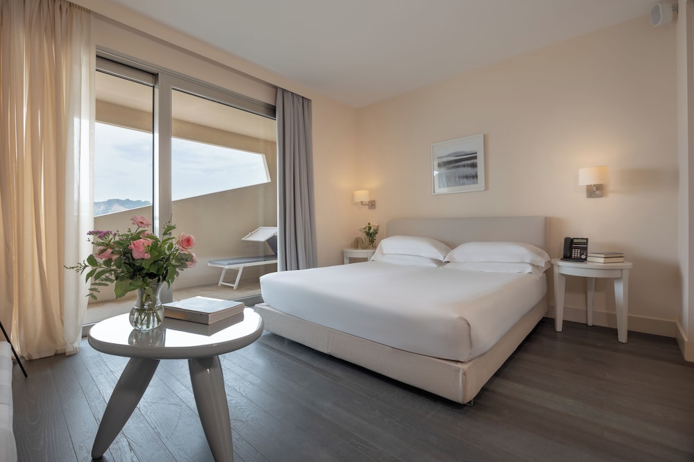 جناح سوبيريور بسرير كوين بإطلالة على البحر مع أريكة، Excelsior Hotel, Spa & Lido 6/10