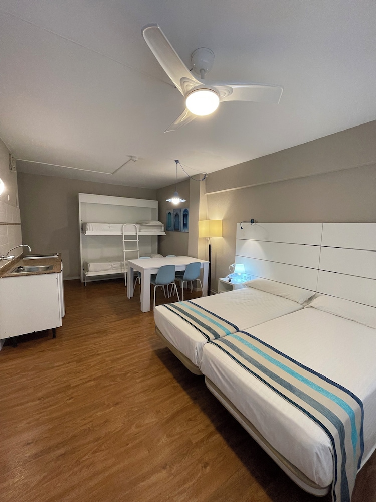 FAMILY, STUDIO, MULTIPLE BEDS, KITCHENETTE, SMOKING