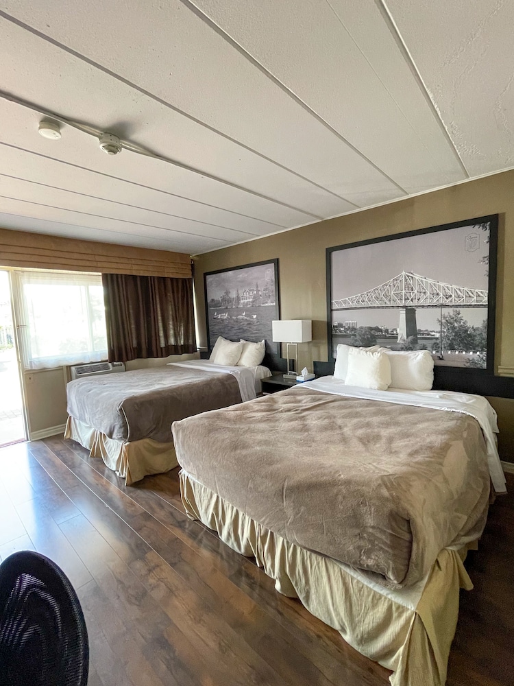 Super 8 by Wyndham Gananoque - Country Squire Resort 44/88