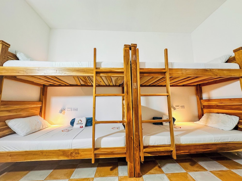 MIXED DORM, 4 BEDS, SHARED BATHROOM
