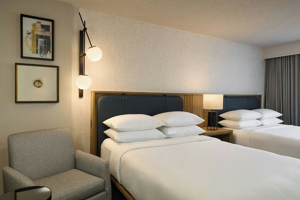 Club, 2 Queen Beds