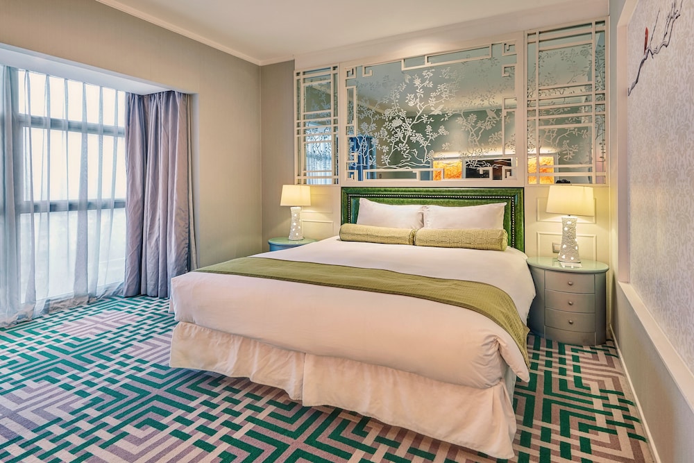 DELUXE, KING BED, CITY VIEW