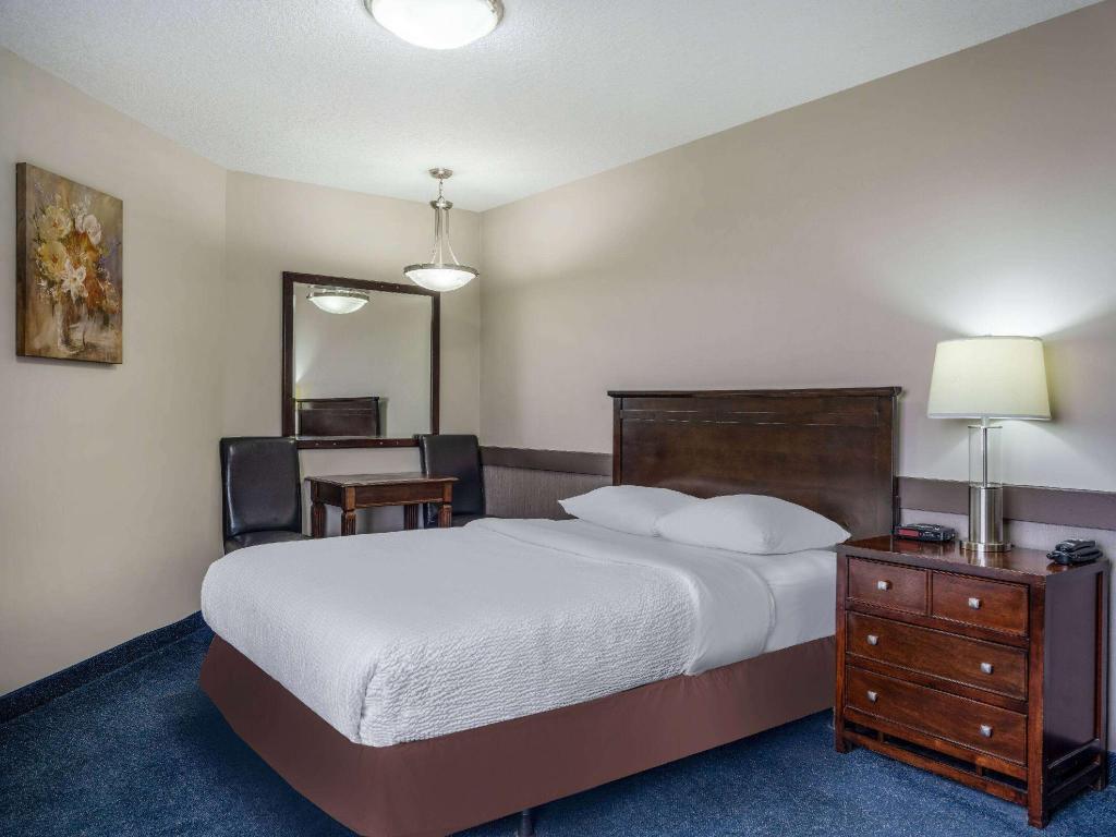 Efficiency, Queen Bed