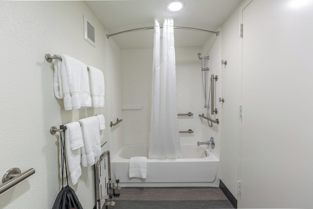 جناح بسرير كينج لذوي الإعاقة، Holiday Inn Newport News - Hampton 2/2
