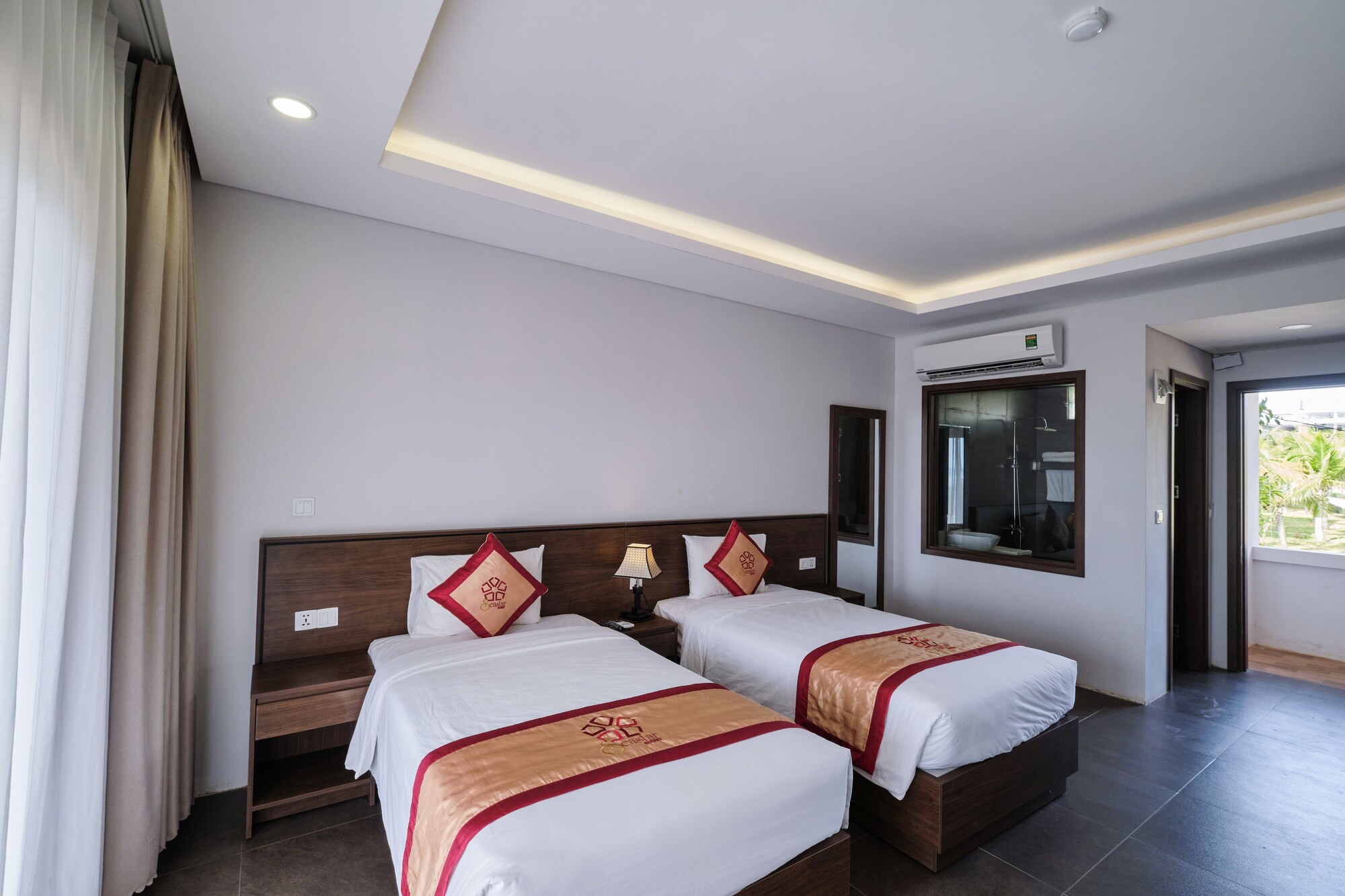 Connecting, Garden, Bungalow, Queen and Twin Beds
