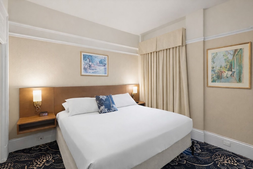 DELUXE, QUEEN BED