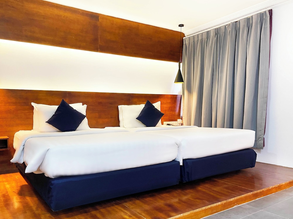 DELUXE, TWIN BEDS, CITY VIEW