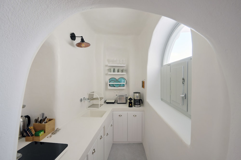 Cave Suite Oia 3/30