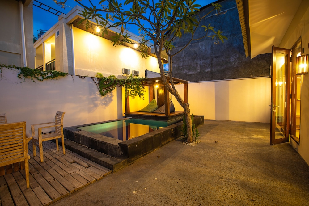 Gili Sands Hotel & Bar 61/66