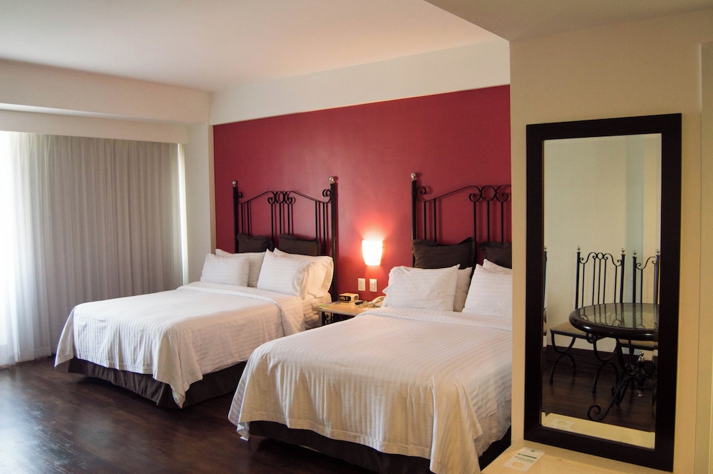 Suite, 2 Queen Beds, Jumeirah View، Holiday Inn & Suites Guadalajara Centro Historico 4/10