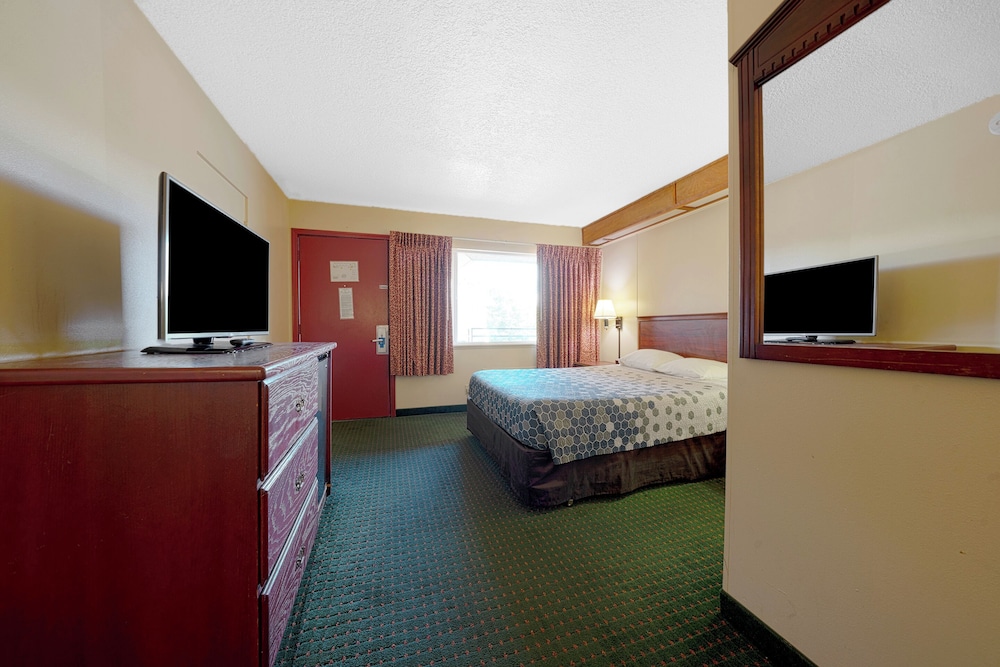 Econo Lodge Convention Center 14/39