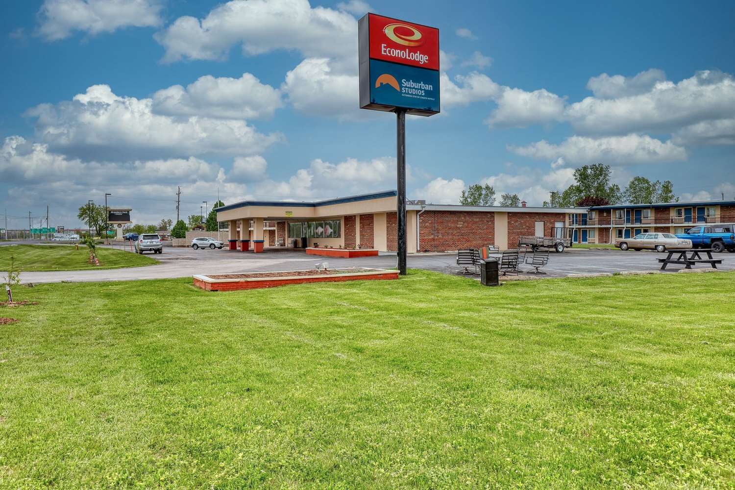 Suburban Studios Neenah-Appleton 20/22