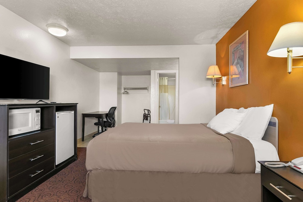 ROOM, QUEEN BED, ACCESSIBLE
