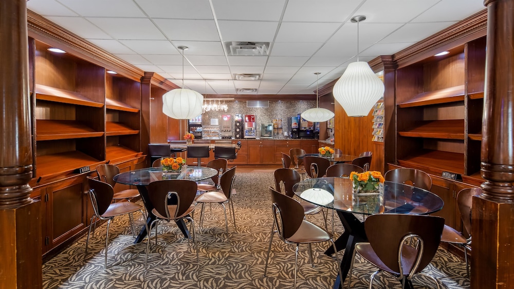 Robert Treat Hotel 52/68