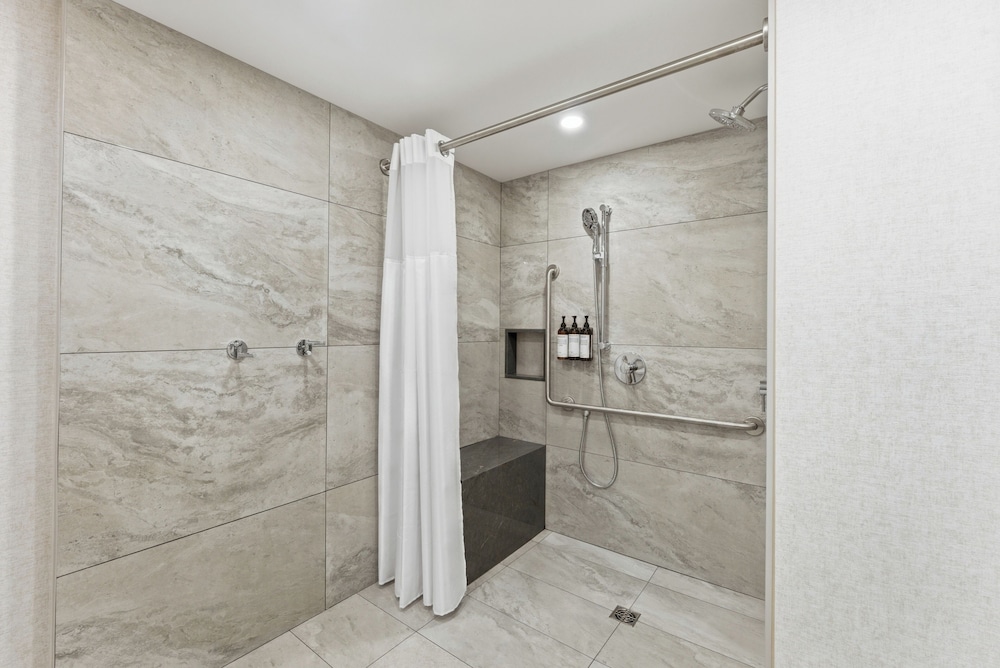 Suite, 2 King Beds, Falls View, Accessible, Embassy Suites By Hilton Niagara Falls Fallsview 5/5