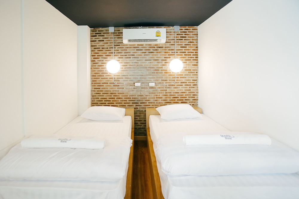 Give Me 5 Hostel 8/32