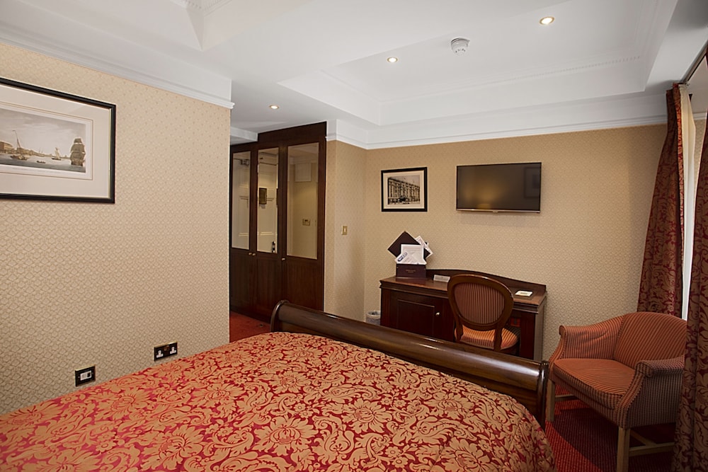 Wynns Hotel 5/33