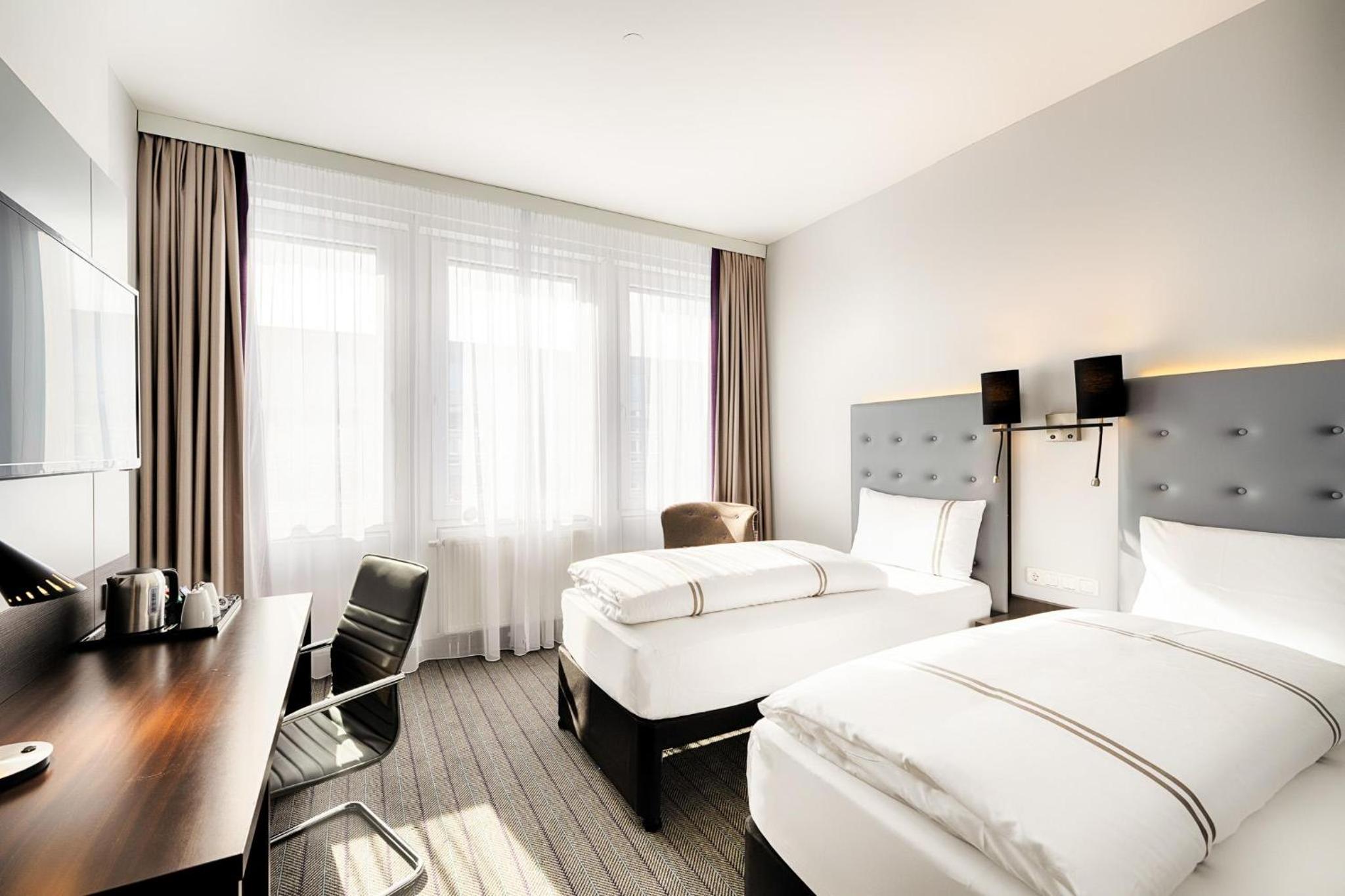ROOM, TWIN BEDS