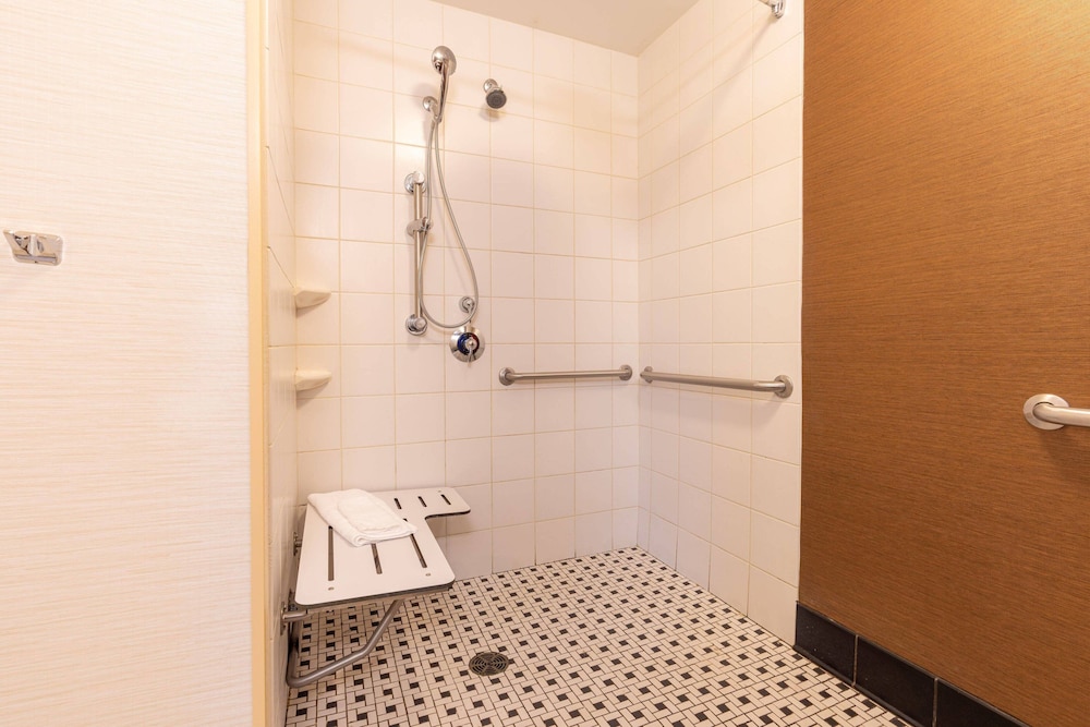 Fairfield Inn And Suites Bedford 11/36
