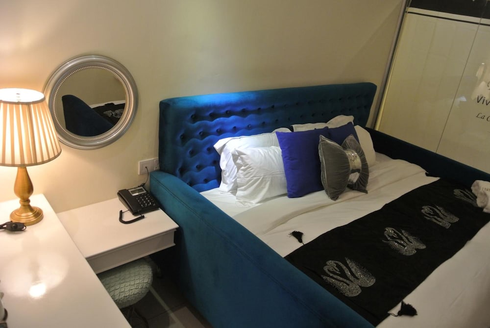 1 Day Car Hotel Station 18 22/38