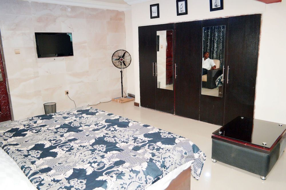 Inglesias Suites 23/25
