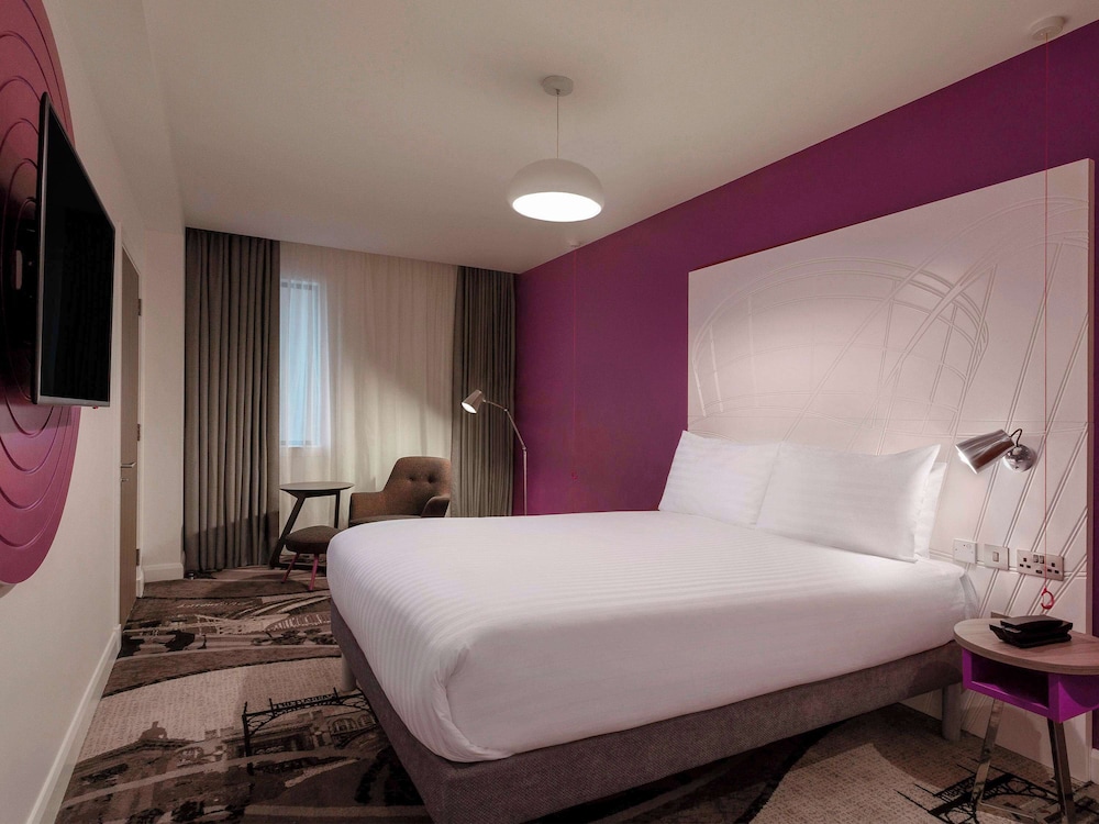ROOM, QUEEN BED