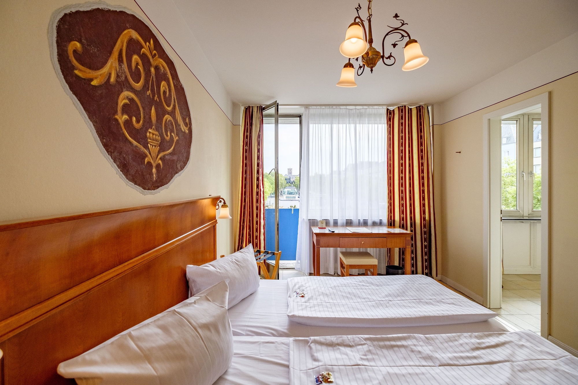EXECUTIVE, DOUBLE BED