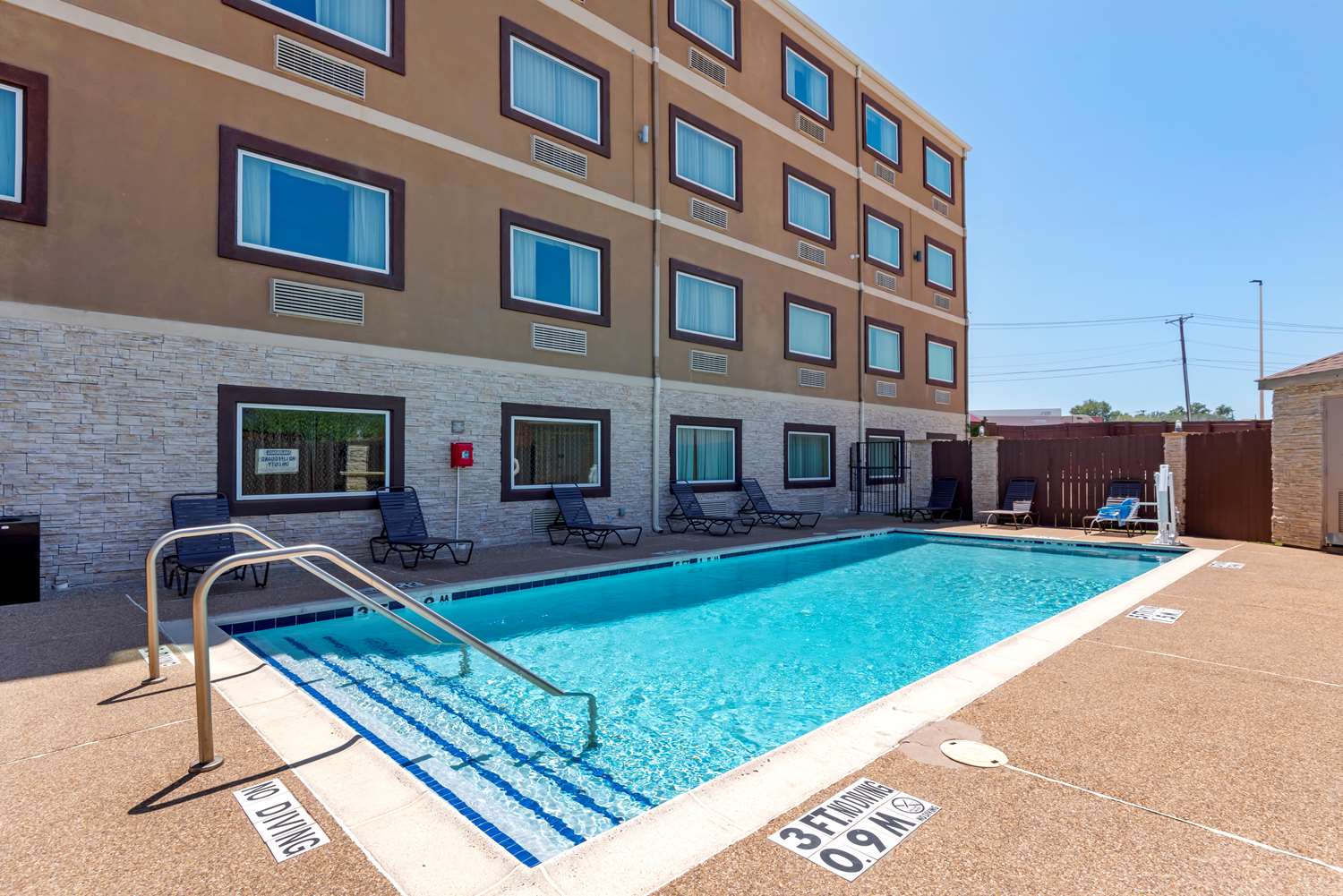 Best Western Plus Arlington North Hotel and Suites 2/10
