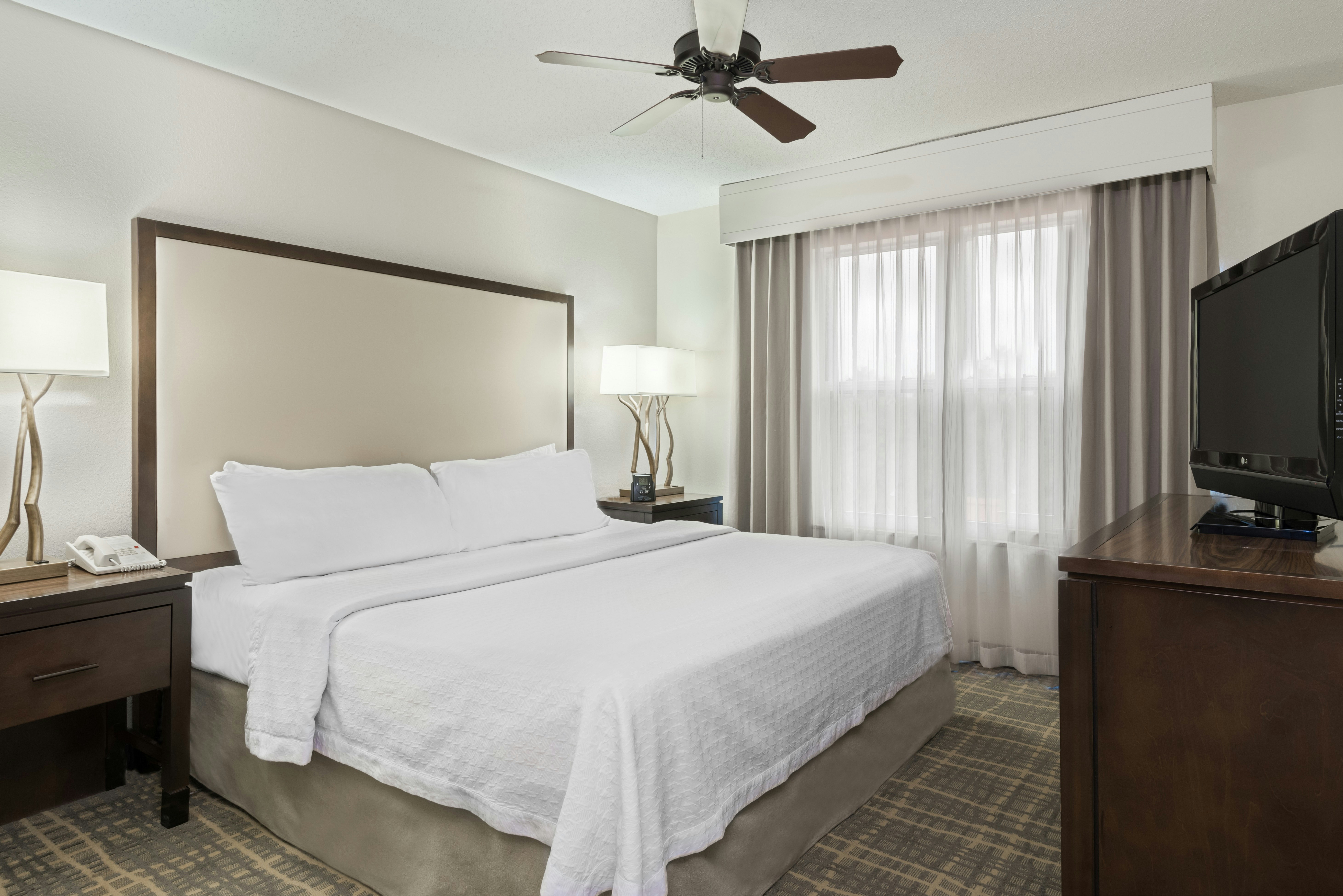 1 BEDROOM, SUITE, KING BED, BALCONY