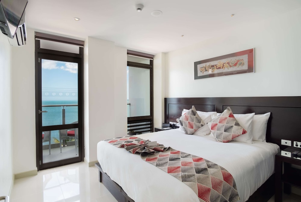 2 BEDROOMS, SUITE, KING AND TWIN BEDS, PARTIAL OCEAN VIEW
