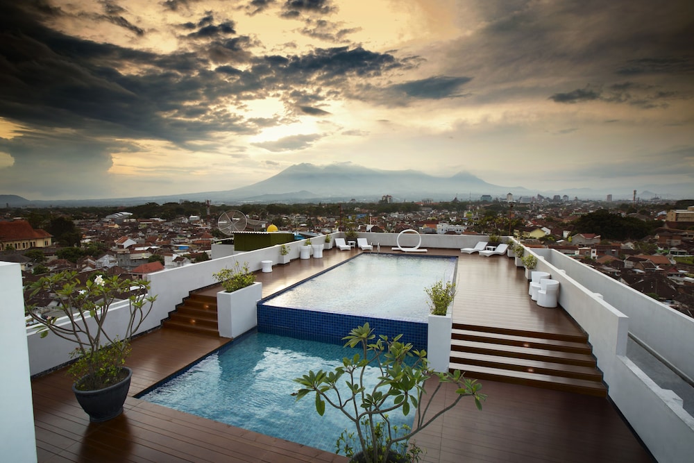 Ascent Hotel & Cafe Malang (formerly MaxOne Ascent Hotel Malang) 24/41