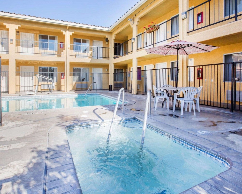 Econo Lodge Inn & Suites Lodi 19/28