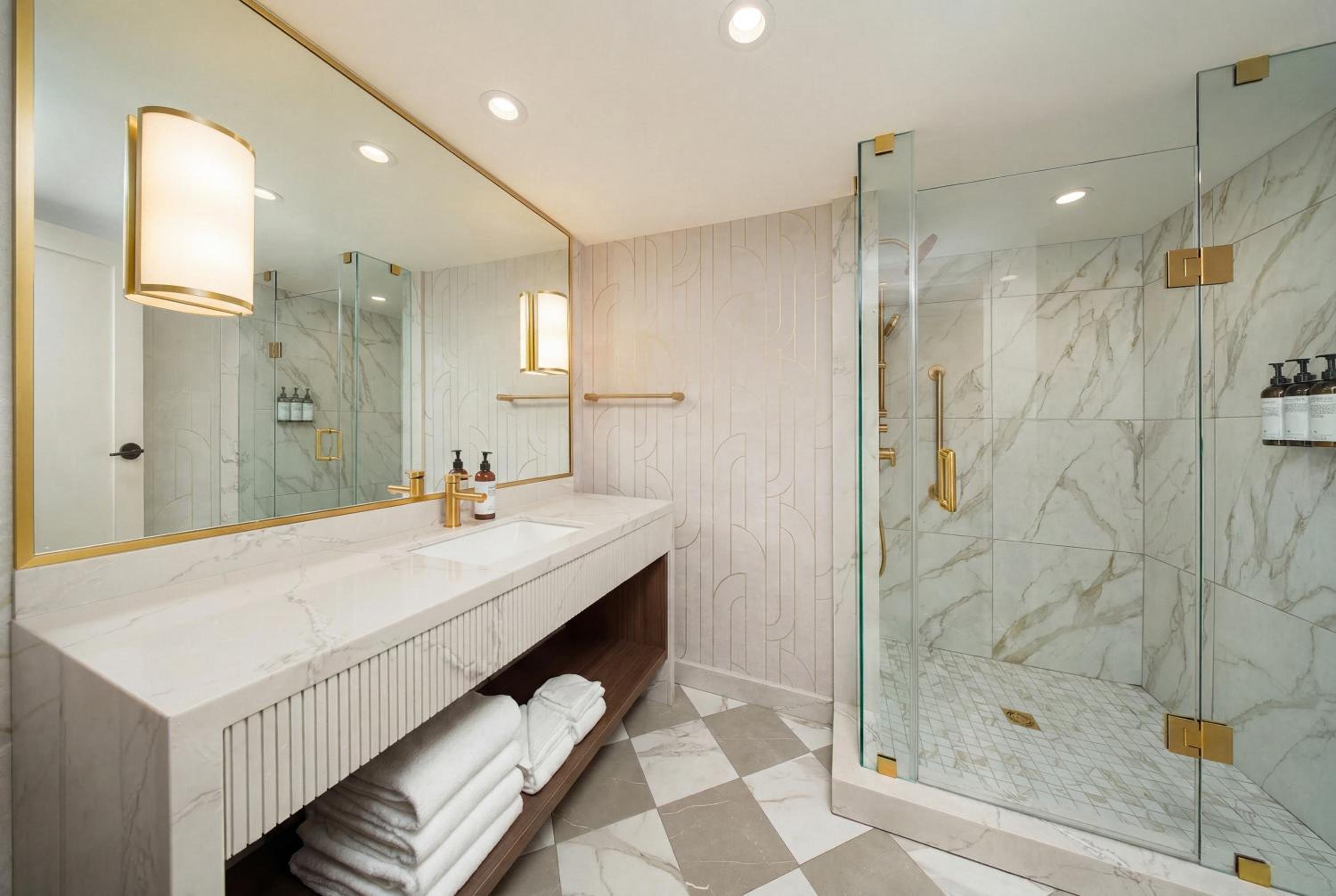 Presidential, Premium, Suite, Falls View, High Floor، Embassy Suites By Hilton Niagara Falls Fallsview 2/2