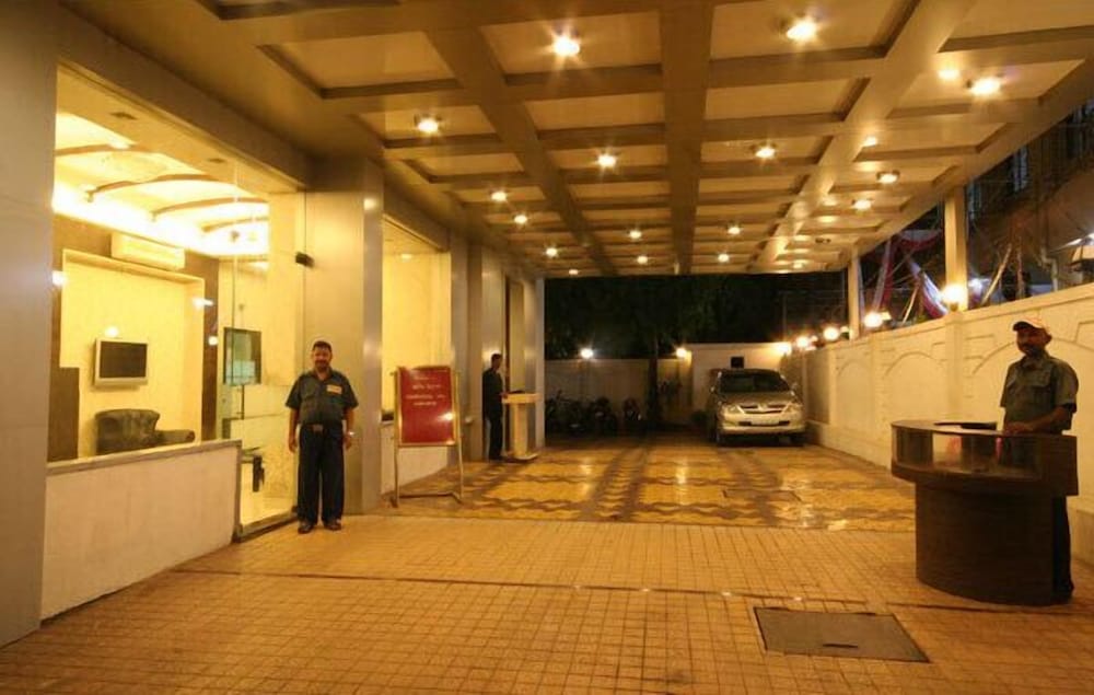Hotel Dhiraj 8/19