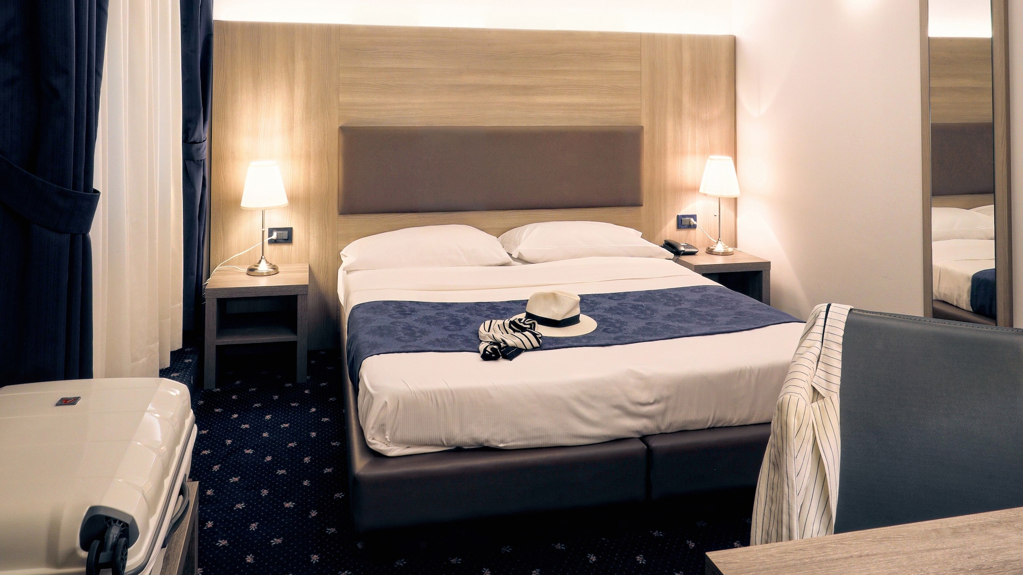 ROOM, DOUBLE OR TWIN BED