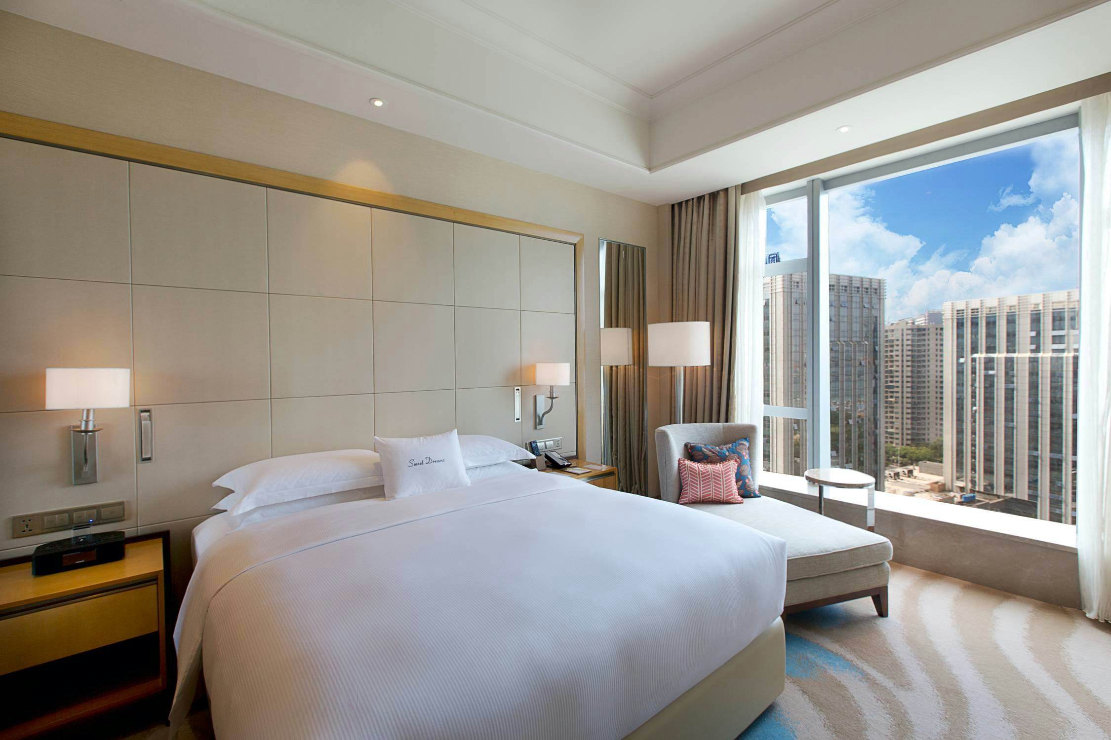 DELUXE, SUITE, KING BED