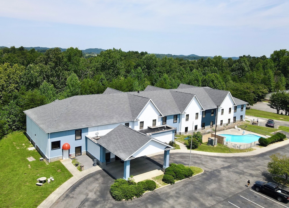 Grand Vista Hotel and Suites 55/61