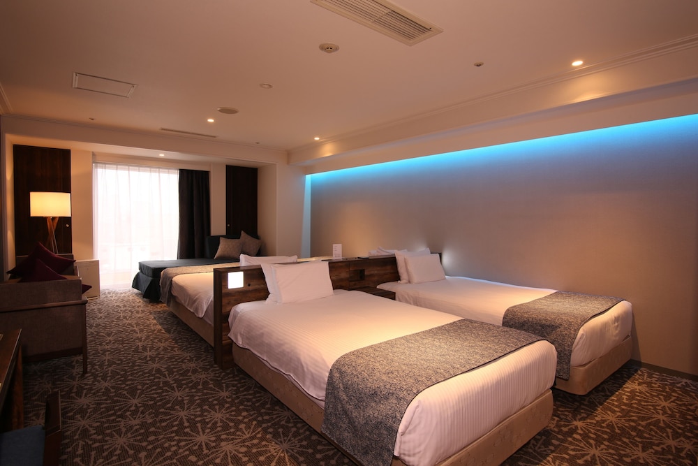 GRAND, TWIN BEDS, UNIT BATH, SOFA