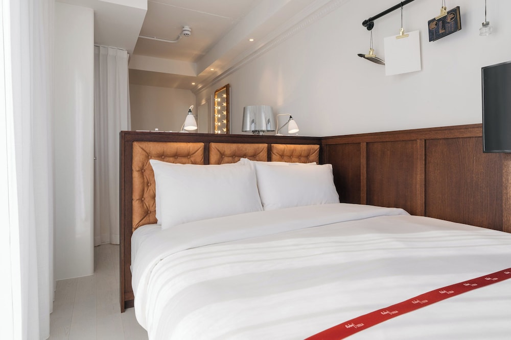 Wow, Queen Bed, Corner