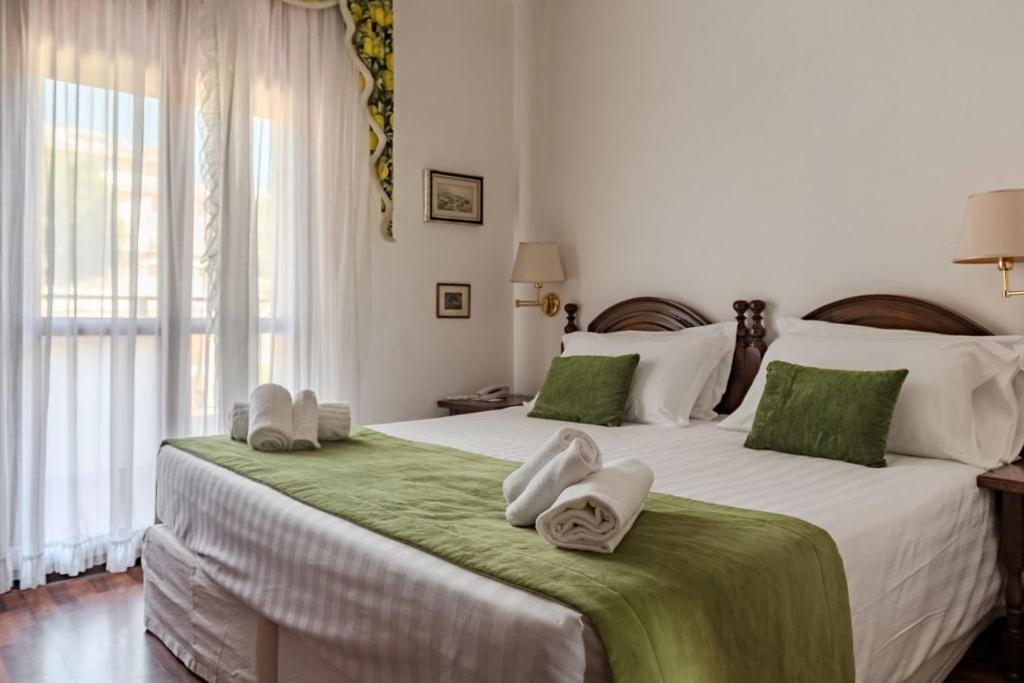 Room, Double or Twin Bed, Lateral Side Sea View