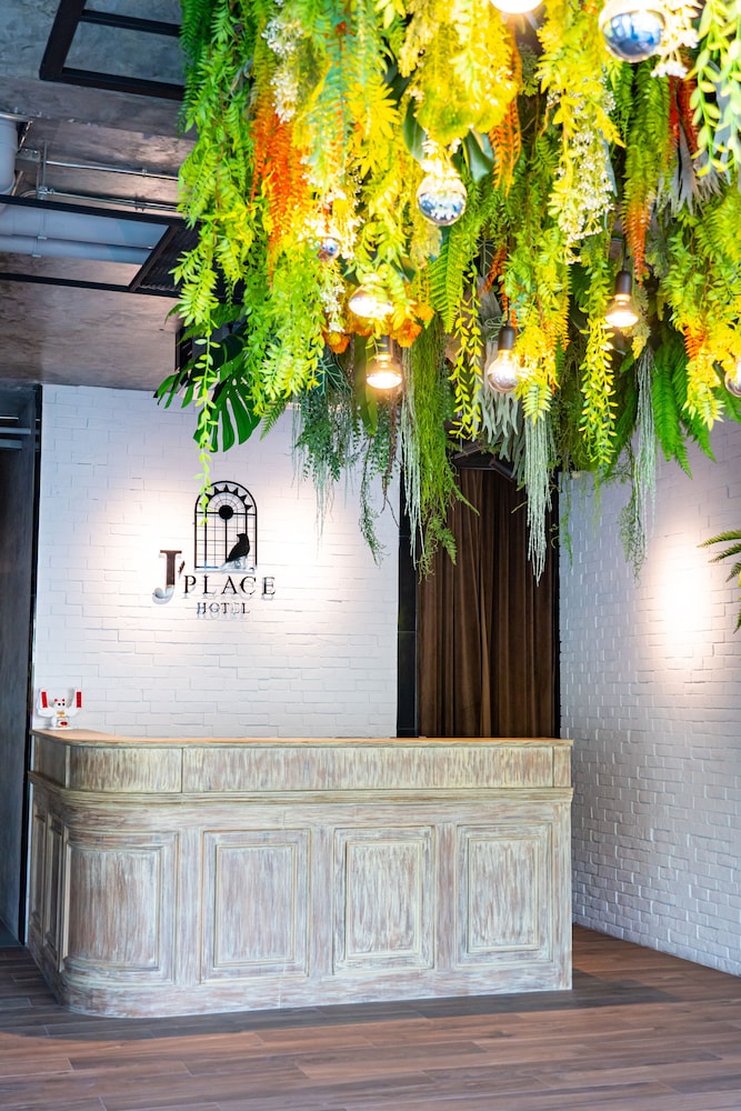 J Place Hotel 8/50