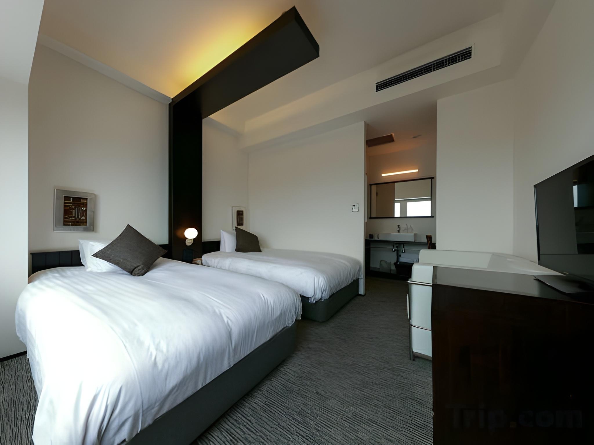 Standard, Twin Beds, Mountain Side, Main Building, Corner